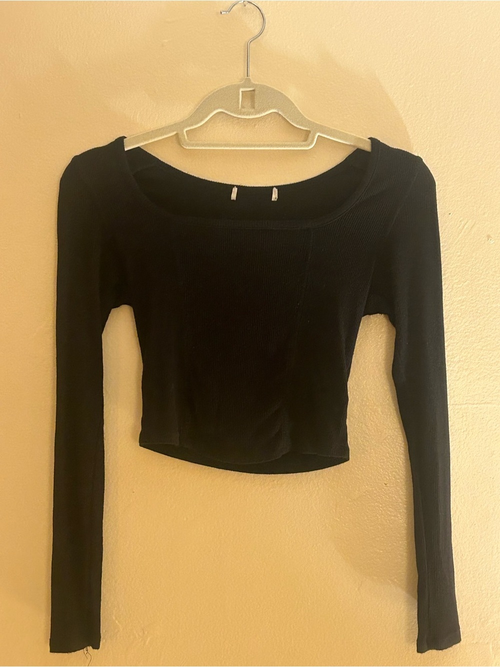 Black Long-Sleeve Ribbed Crop Top - Women's